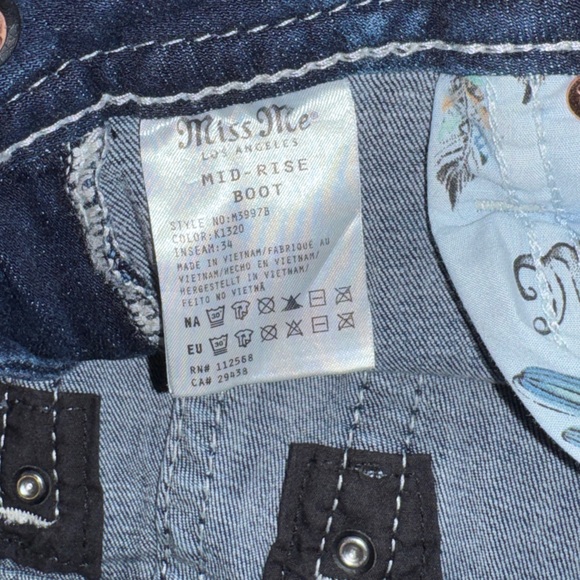 Miss Me Mid-Rise Boot Cut Pop Wing Cross Jeans Sz 28x34 - Picture 9 of 11